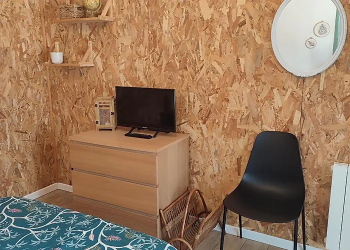 Charmant Studio Avec Parking Dans Quartier Calme بيت للعطل *